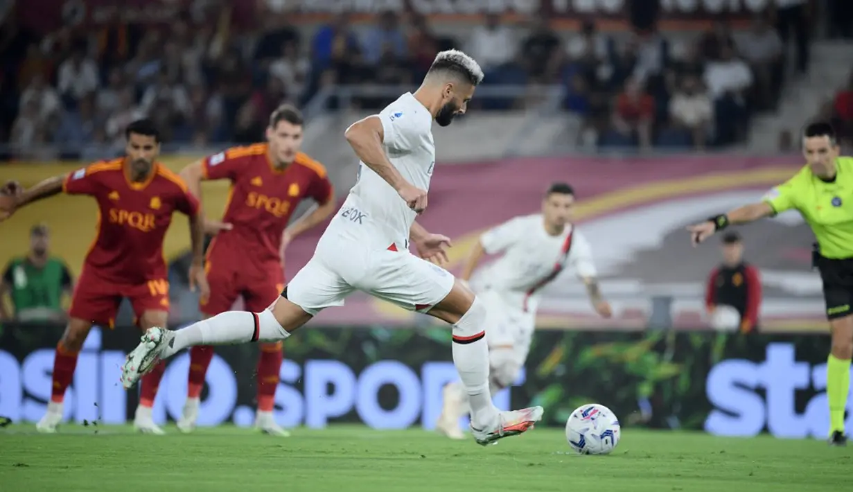 Gol pembuka AC Milan datang dari penalti Olivier Giroud di menit ke-9. (Filippo MONTEFORTE/AFP)