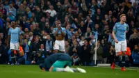 Pemain Manchester City, Raheem Sterling dan Kevin De Bruyne bereaksi setelah timnya disingkirkan Tottenham Hotspur pada leg kedua perempat final Liga Champions di Etihad Stadium, Rabu (17/4).  Langkah City di Liga Champions musim ini terhenti di perempat final kendati menang 4-3. (AP/Dave Thompson)