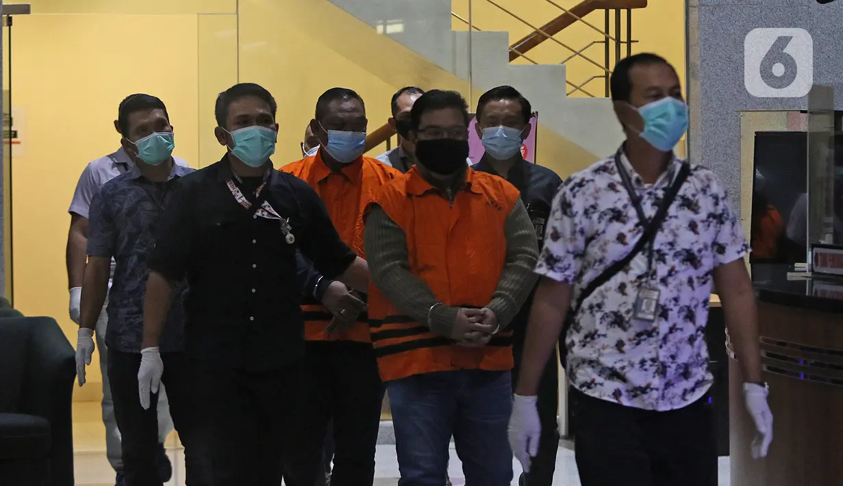Petugas menggiring sejumlah tersangka kasus korupsi bansos Covid-19 di Gedung KPK, Jakarta, Minggu (6/12/2020) dini hari. KPK menahan tiga orang tersangka yakni pejabat pembuat komitmen di Kemensos Matheus Joko Santoso serta pihak swasta Ardian IM dan Harry Sidabuke (Liputan6.com/Herman Zakharia)