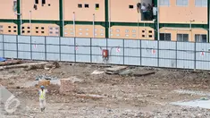 Warga melihat proyek revitalisasi Pasar Rumput, Manggarai, Jakarta, Rabu (4/1). Rencananya, Pasar Rumput akan dibangun menjadi gedung rusunanwa dengan 24-26 lantai dan 3-4 lantai pertama akan tetap difungsikan sebagai pasar. (Liputan6.com/Yoppy Renato)