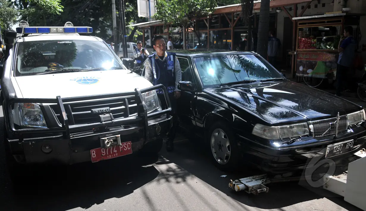 Petugas Dishub mendapati sebuah mobil yang parkir liar di kawasan Cikini, Jakarta, Selasa (28/4/2015). (Liputan6.com/JohanTallo)