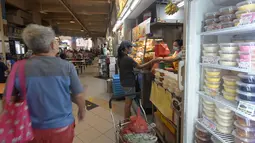 Sejumlah orang membeli makanan di pusat jajanan (hawker) Tekka, Singapura, pada 17 Desember 2020. Budaya hawker atau jajanan kaki lima Singapura masuk dalam Daftar Warisan Budaya Takbenda UNESCO, menurut pernyataan PM Lee Hsien Loong melalui Facebook pada Rabu (16/12) malam. (Xinhua/Then Chih Wey)
