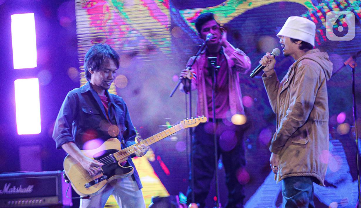 Aksi band Sheila On 7 dalam konser Sheila on 7 yang bertajuk 'Tunggu Aku di Jakarta' di kawasan JIExpo Kemayoran, Jakarta Pusat, Sabtu, (28/1/2023). Dalam penampilannya mereka membawakan sejumlah lagu hits seperti Film Favorit, Seberapa Pantas, Dan. (Liputan6.com/Faizal Fanani)