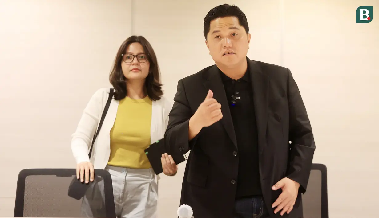 <p>Ketua umum PSSI, Erick Thohir didampingi wakil ketua Ratu Tisha, bersiap meninggalkan lokasi setelah memberikan keterangan dalam konferensi pers di Menara Danareksa, Jakarta, Selasa (25/7/2023). Dalam kesempatan tersebut, mereka membeberkan sejumlah informasi terhangat terkait sepak bola tanah air. (Bola.com/M Iqbal Ichsan)</p>