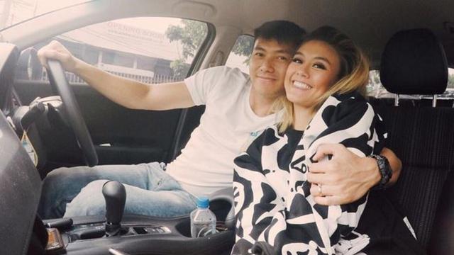 Bingkai Putih Daddy Jin Dari Agnes Monica Untuk Wijaya Saputra News Entertainment Fimela Com