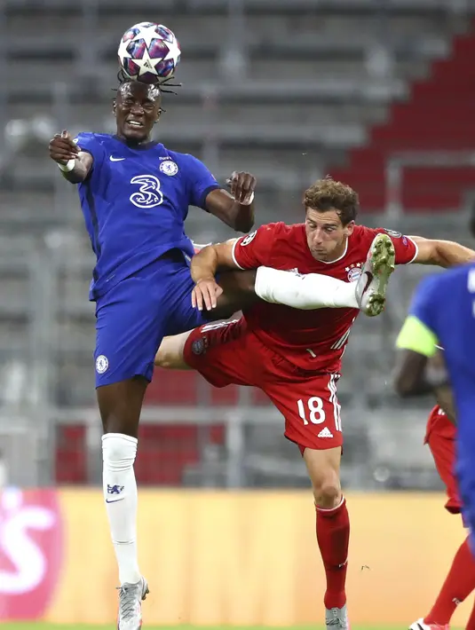 Penyerang Chelsea, Tammy Abraham berebut bola dengan bek Bayern Munchen, Leon Goretzka pada leg kedua babak 16 besar Liga Champions di Allianz Arena, Jerman (8/8/2020). Munchen menang 4-1 atas Chelsea dan melaju ke perempat final dengan aggregat skor 7-1. (AP Photo/Matthias Schrader)