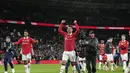 Gelandang Manchester United, Casemiro (tengah) merayakandengan rekan setimnya setelah menjadi juara Carabao Cup 2022/2023 mengalahkan Newcastle United pada laga final di Stadion Wembley di London, Senin dini hari WIB (27/2/2023). Atas penampilan gemilangnya, Casemiro terpilih sebagai pemain terbaik dalam laga tersebut. (AP Photo/Alastair Grant)