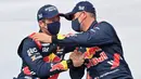 Pereli asal Prancis, Stephane Peterhanse, rekan setimnya merayakan juara Reli Dakar 2021 di Arab Saudi, Jumat (15/1/2021). Stephane Peterhanse berhasil menambah rekor juaranya menjadi 14 kali juara Reli Dakar. (AFP/Franck Fife)