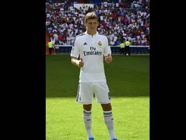 Kamis (17/7/14), Real Madrid secara resmi memperkenalkan pemain barunya, Toni Kroos di Santiago Bernabeu. (AFP PHOTO/JAVIER SORIANO)