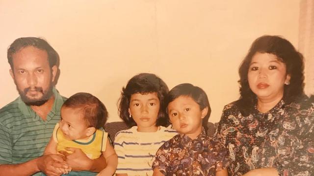 6 Potret Masa Kecil Ussy Sulistiawaty, Gayanya saat SD Curi Perhatian