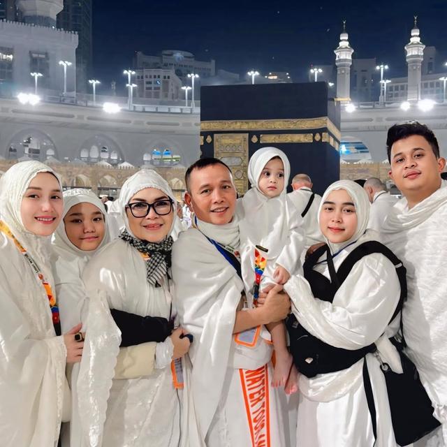 Potret 6 Keluarga Artis Umroh di Akhir 2024, Maudy Koesnaedi Kembali Usai 20 Tahun