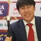 Shin Tae-Yong saat perkenalan pelatih baru Timnas Indonesia di Ruang VVIP Stadion Pakansari, Kab Bogor, Jawa Barat, Sabtu (28/12/2019). Pelatih asal Korea Selatan, Shin Tae-Yong resmi menandatangani kontrak sebagai pelatih Timnas Indonesia selama 4 tahun. (Liputan6.com/Helmi Fithriansyah)