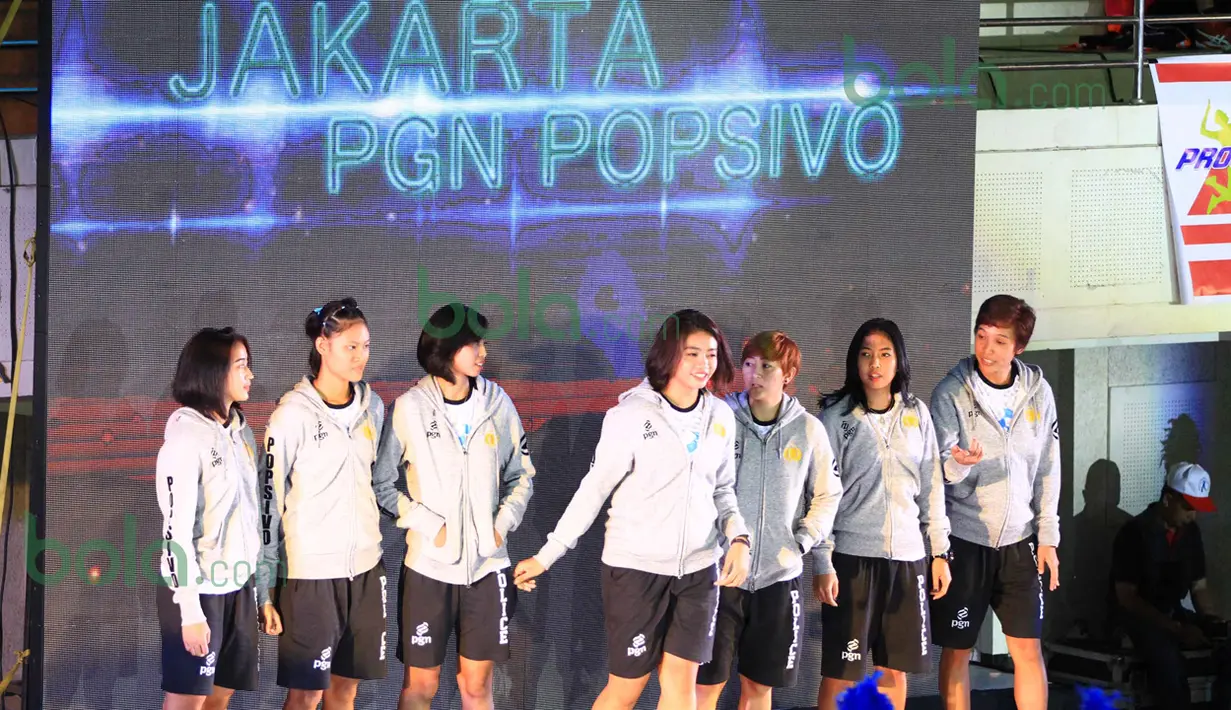 Tim putri Jakarta PGN Popsivo diperkenalkan saat Pembukaan Proliga 2016 putaran pertama yang berlangsung di GOR Ken Arok, Malang, Jumat (19/2/2016). (Bola.com/Nicklas Hanoatubun)