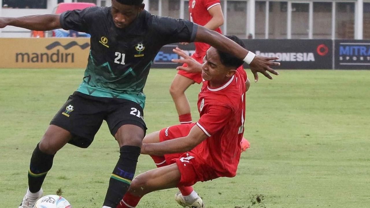 Pemain timnas Indonesia, Marselino Ferdinan (kanan) berusaha merebut bola dari kaki Kokola Charles M'Mombwa (Tanzania) pada laga ujicoba di Stadion Madya, Kompleks Gelora Bung Karno, Senayan, Jakarta, Minggu (2/6/2024). (Liputan6.com/Herman Zakharia)