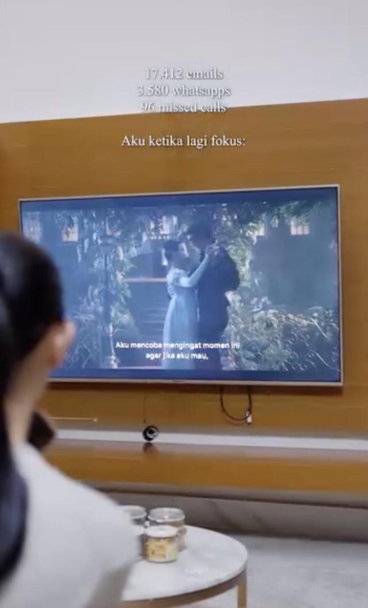 Potret Ruang TV Rumah Raditya Dika dan Anissa Aziza, Desain Modern Minimalis