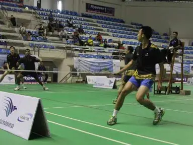 Pebulutangkis Garuda Indonesia Hendri Aprilianto dan Heriyanto (kanan) mengembalikan bola ke arah lawannya pebulutangkis Singapore Airlines Maniram dan Hamon dalam pertandingan ganda putra babak final kejuaraan bulutangkis XIII World Airlines Badminton Championship di GOR Lila Bhuana, Denpasar, Selasa (24/4). (Antara)