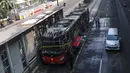 Selain menghanguskan badan bus, api juga menghanguskan sebagian bangunan halte Masjid Agung Al-Azhar, Jakarta, Kamis (28/8/14). (Liputan6.com/Faizal Fanani)