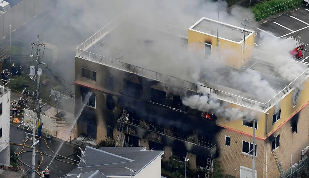 Asap mengepul saat kebakaran melanda studio animasi Kyoto Animation di Kyoto, Jepang, Kamis (18/7/2019). Sebanyak 13 orang diduga tewas dan puluhan lainnya luka-luka akibat kebakaran tersebut. (Kyodo News via AP)