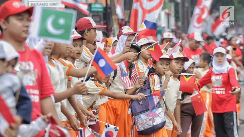 Pelajar Sekolah Dasar Sambut Obor Asian Games 2018