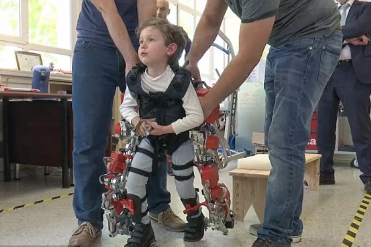 Momen Haru, Bocah 'Iron Man' Dapat Berjalan Untuk Pertama Kalinya