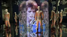 Sebuah manekin mengenakan pakaian yang dirancang oleh Freddie Burretti dipamerkan dalam pameran "David Bowie" di Museum Brooklyn (28/2). Pameran ini dibuka untuk umum pada 2 Maret hingga 15 Juli. (AP Photo / Mary Altaffer)