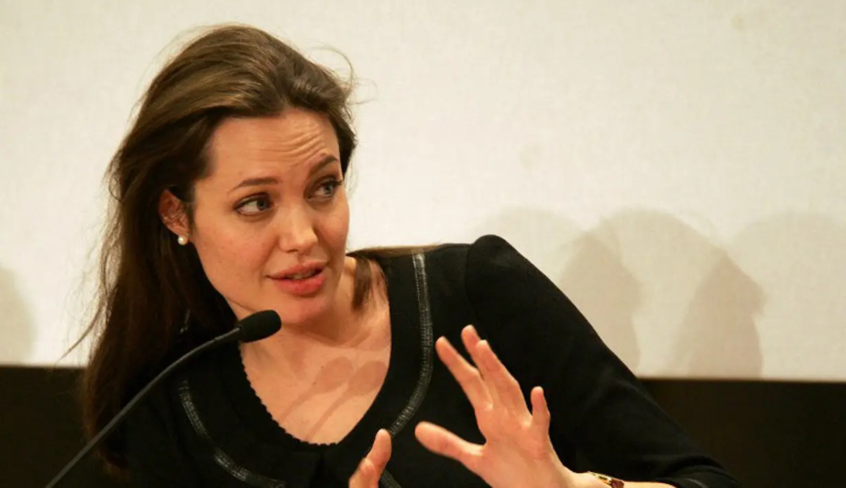 Meskipun begitu, nampaknya Angelina Jolie yang sedang sibuk menanti akhir dari perceraiannya tetap ikut andil dalam kegiatan sosial. Mengingat dirinya memang sudah terjun dalam kegiatan sosial sejak beberapa tahun silam. (AFP/Bintang.com)