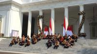 Jelang pengumuman menteri, Presiden Jokowi dan Wapres Ma'ruf Amin duduk di veranda depan Istana Kepresidenan. (Liputan6.com/Lizsa Egeham)