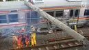 Petugas mengevakuasi gerbong KRL yang anjlok di Kebon Pedes, Bogor, Jawa Barat, Minggu (10/3). Kecelakaan KRL jurusan Jatinegara-Bogor tersebut menyebabkan enam orang luka-luka, termasuk masinis kereta. (Liputan6.com/Immanuel Antonius)
