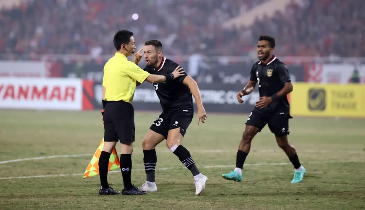 Pemain Timnas Indonesia Marc Anthony Klok melakukan protes terhadap wasit Araki Yusuke saat melawan Timnas Vietnam pada pertandingan leg kedua babak semifinal Piala AFF 2022 di My Dinh Stadium, Vietnam, Senin (9/1/2023). Indonesia kalah 0-2 dari Vietnam. (Dok. PSSI)