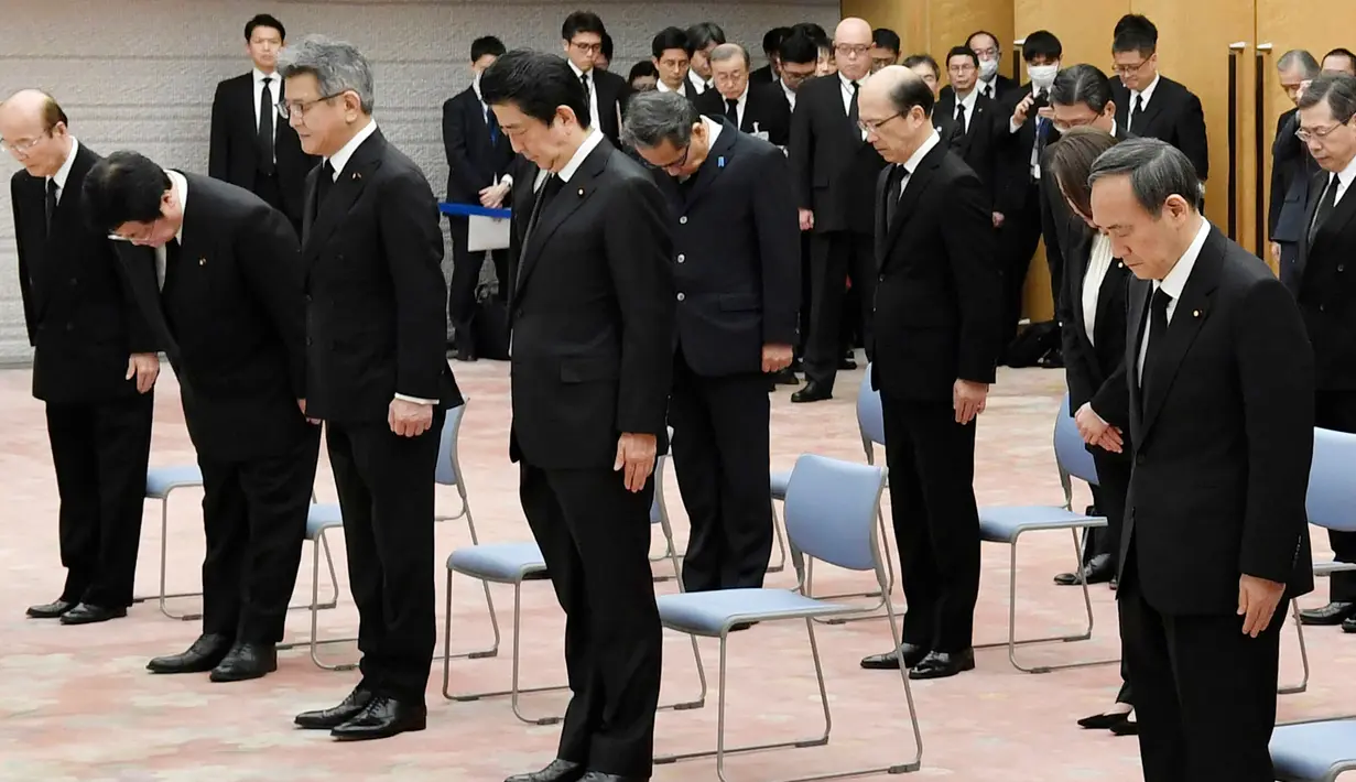 Perdana Menteri Jepang Shinzo Abe (tengah) saat memperingati gempa bumi dan tsunami 2011 di Tokyo, Jepang, Rabu (11/3/2020). Gempa 9,0 magnitudo yang menyebabkan tsunami pada 11 Maret 2011 itu menyebabkan sekitar 15 ribu orang tewas. (Yoshitaka Sugawara/Kyodo News via AP)