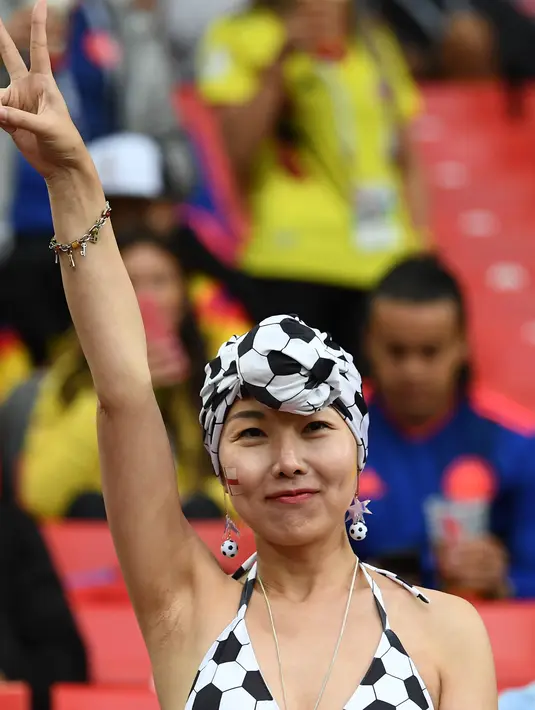Suporter Inggris berpose sebelum pertandingan antara Inggris melawan Kolombia pada 16 besar Piala Dunia 2018 di Stadion Spartak, Moskow, (3/7). Inggris berhasil mengalahkan Kolombia lewat adu penalti dan melaju ke babak 8 Besar. (AFP Photo/Franck Fife)
