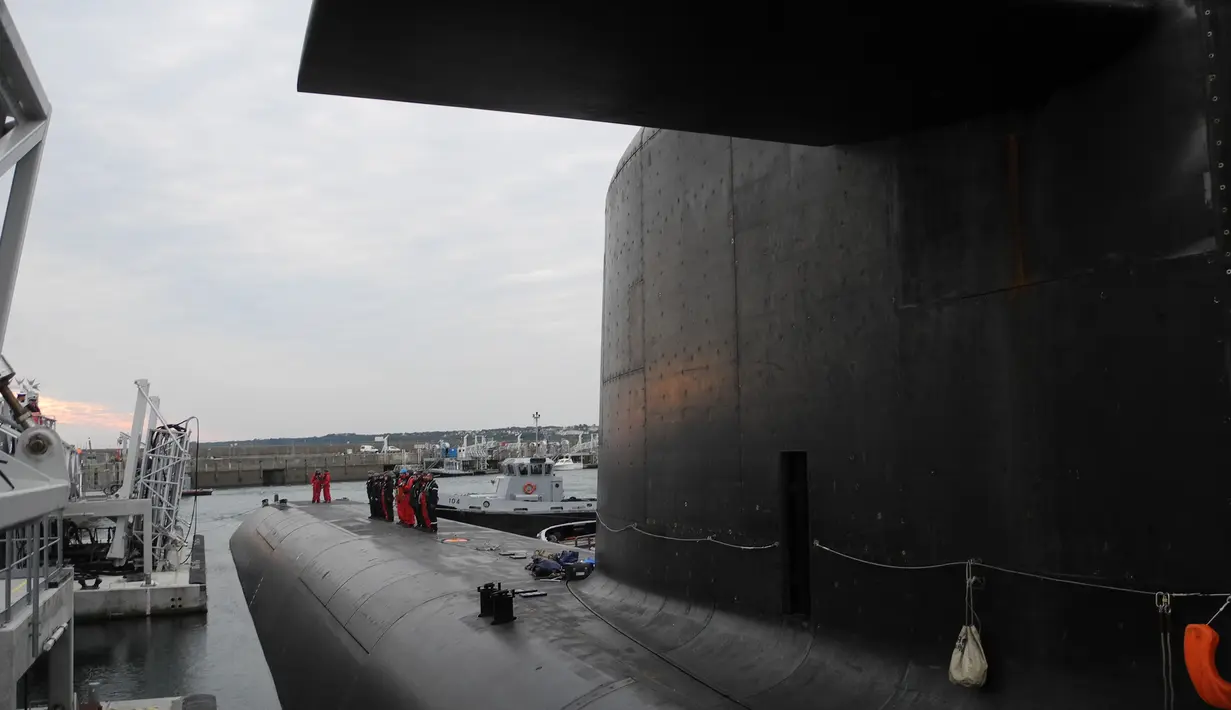 Para prajurit Angkatan Laut Perancis berbaris di atas kapal selam nukir Triumphant "Le Vigilant" selama bersandar pelabuhan L'Ile Longue, Brest, Perancis (21/10). (AFP /Valérie Leroux )