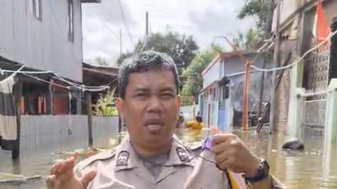 polisi evakuasi korban banjir makassar