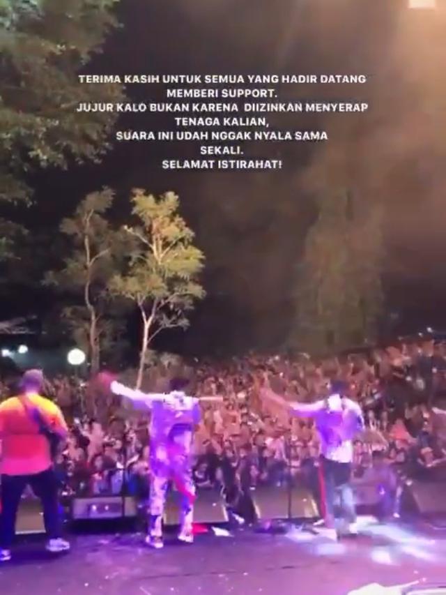 Nino RAN mendokumentasikan aktivitas manggung di Depok, Jawa Barat.