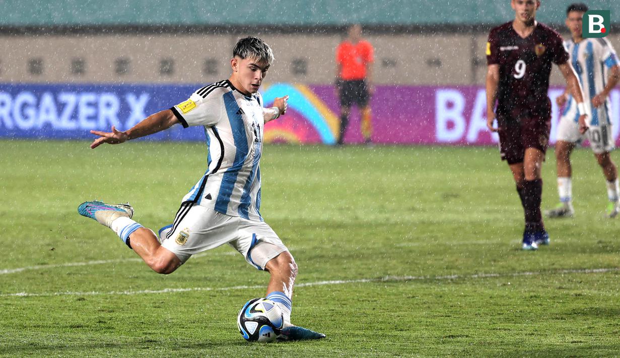 <p>Pemain Timnas Argentina U-17, Santiago Lopez&nbsp;menendang bola ke arah gawang Timnas Venezuela U-17 pada laga 16 besar Piala Dunia U-17 2023 di Stadion Si Jalak Harupat, Bandung, Selasa (21/11/2023). (Bola.com/Ikhwan Yanuar)</p>