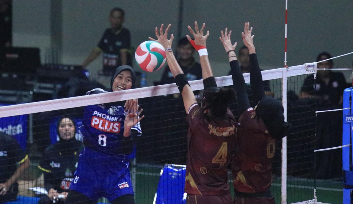 Pebola voli putri Petrokimia Gresik, Putri Nur Hidayanti (kiri) melepaskan spike yang berusaha diblok dua pemain Kharisma Premium Bandung, Yasmine Azizah (tengah) dan Aufania Rizkya Zalfa pada laga final kategori putri Kejuaraan Bolavoli Nusantara Cup 2024 di GOR UNY Yogyakarta, Sabtu (23/3/2024). Petrokimia Gresik menang 3-1 (17-25, 25-18, 25-15 dan 26-24) dan menjadi juara (Dok. PBVSI)