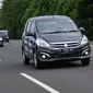 Suzuki Ertiga Diesel Hybrid melaju di jalan tol.