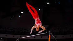 Pesenam putra Jepang, Daiki Hashimoto beraksi dalam nomor palang sejajar pada babak kualifikasi Kejuaraan Dunia Gimnastik 2025 di Indonesia Arena, Senayan, Jakarta, Minggu (19/10/2025). (Bola.com/Bagaskara Lazuardi)