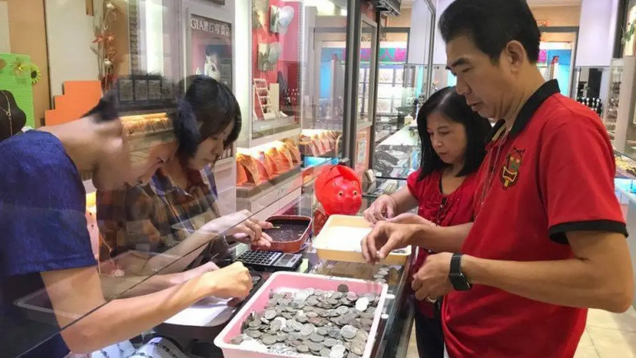 Demi Belikan Istri Hadiah, Suami Tabung Uang Koin Selama 2 Tahun