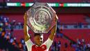 Pencetak gol kemenangan Arsenal atas Chelsea, Alex Oxlade-Chamberlain dengan trofi Community Shield 2015 di Stadion Wembley, Inggris. Minggu (2/8/2015) malam WIB. (Reuters/Darren Staples)