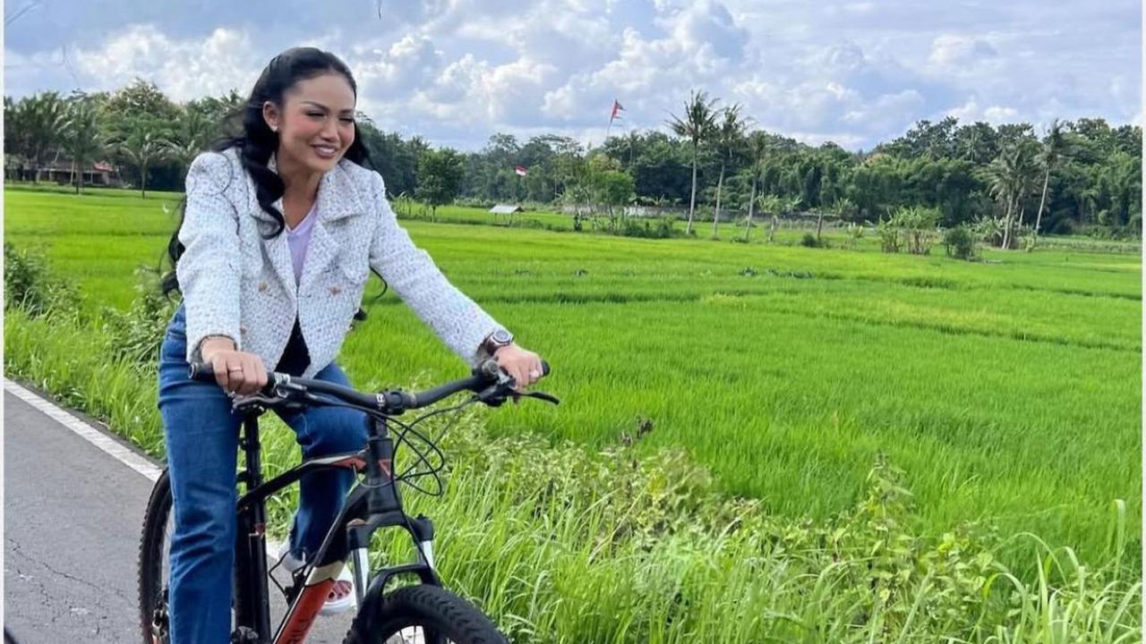 Potret Kris Dayanti Gowes di Plataran Heritage Borobudur, Pamer Look Simpel Tapi Elegan