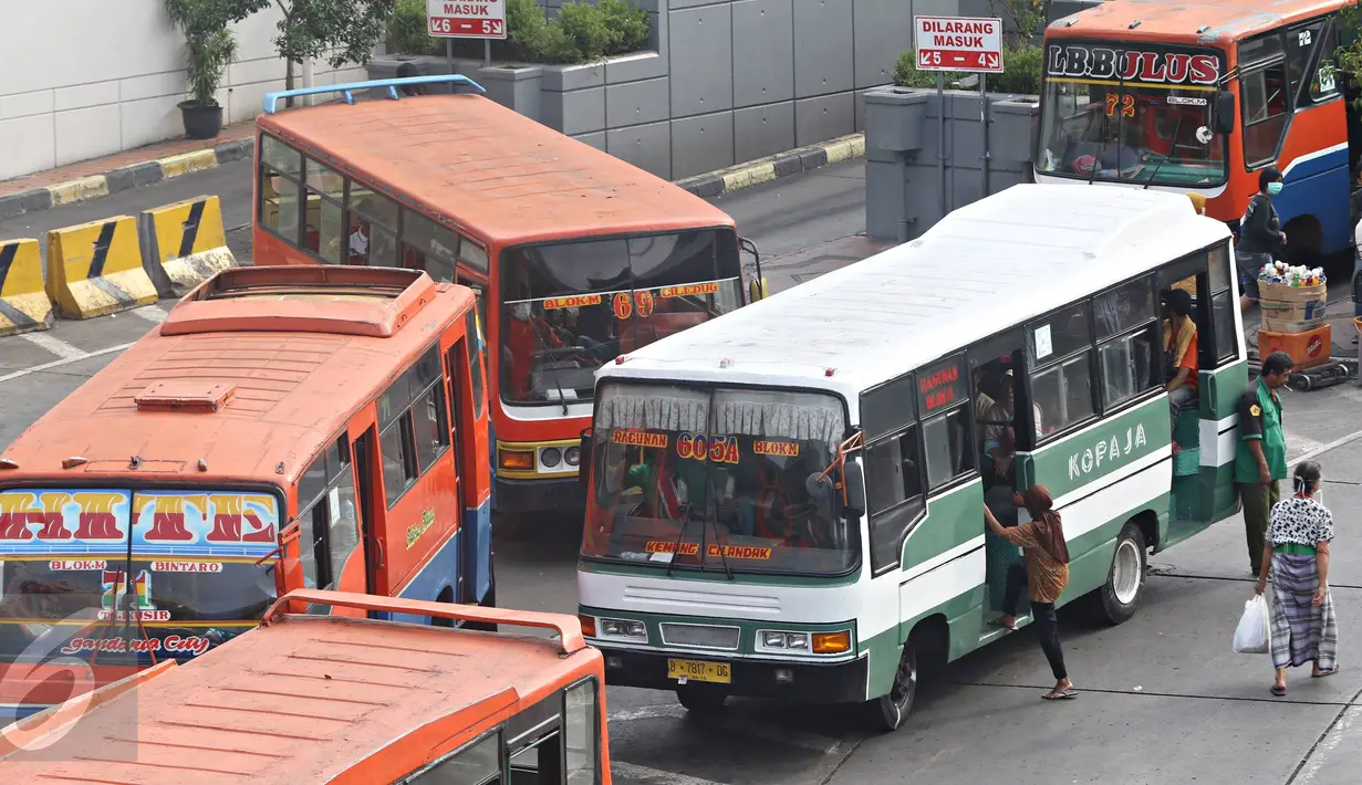 Penumpang sedang naik Kopaja di Terminal Blok M, Jakarta, Senin (11/4). Gubernur DKI Jakarta Basuki Tjahaja Purnama akan menindak tegas angkutan umum yang belum menurunkan tarifnya sesuai aturan yang berlaku. (Liputan6.com/Immanuel Antonius)