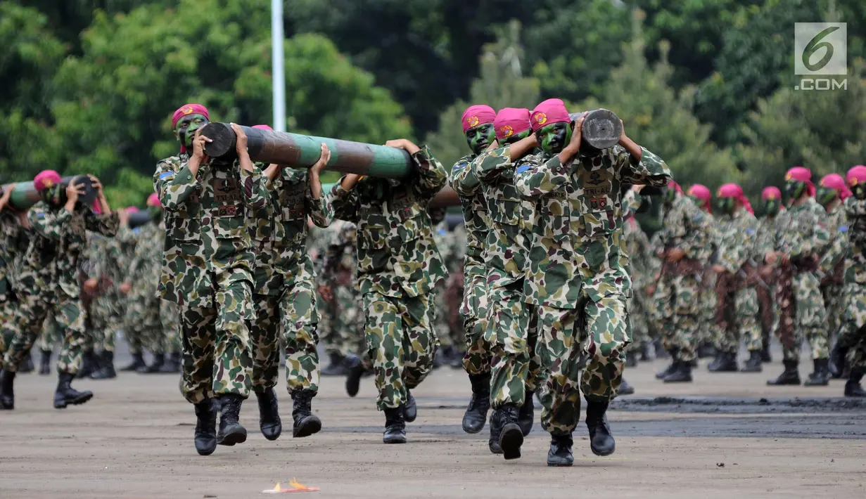 Prajurit Marinir memeragakan senam balok saat upacara HUT Korps Marinir ke-72 di Kesatrian Marinir Hartono, Cilandak, Jakarta, Rabu (15/11). HUT Marinir ke-72 bertema Marinir Prajurit Pejuang dan Profesional. (Liputan6.com/Helmi Fithriansyah)