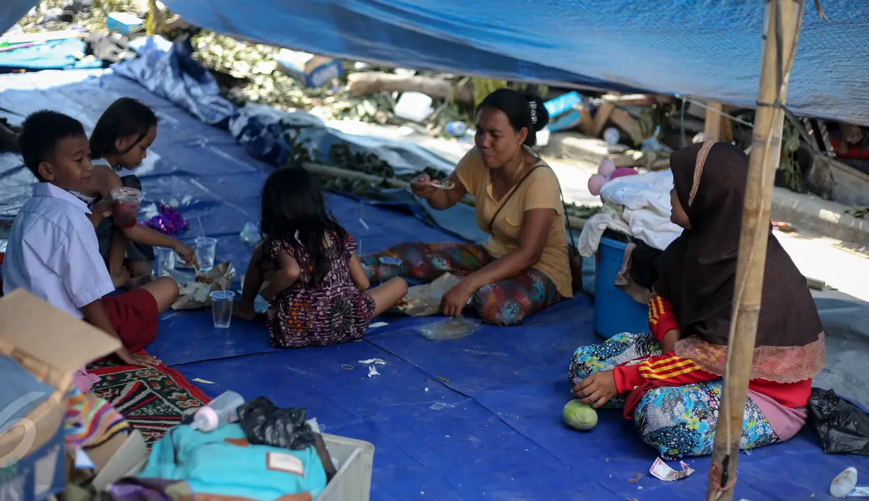 Sejumlah warga masih bertahan di lokasi penggusuran Pinangsia, Jakarta Barat, Kamis (28/05/2015). Warga terpaksa bertahan karena ditolak saat akan mengambil kunci di Rusun Marunda. (Liputan6.com/ Faizal Fanani)