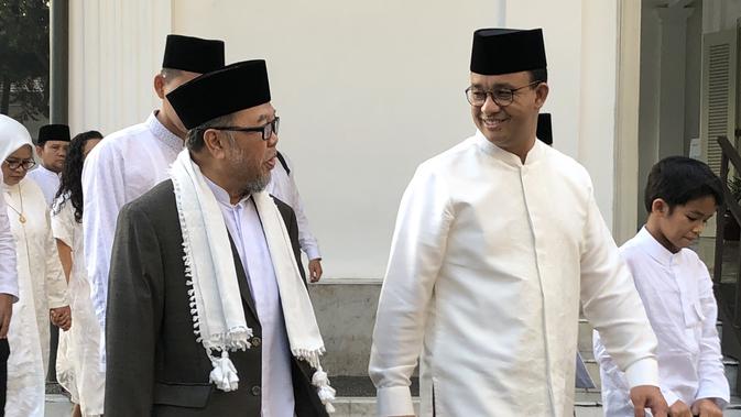 Gubernur Anies Baswedan salat Idul Fitri di Balai Kota Jakarta, Rabu (5/6/2019). (Liputan6.com/Ratu Annisaa Suryasumirat)