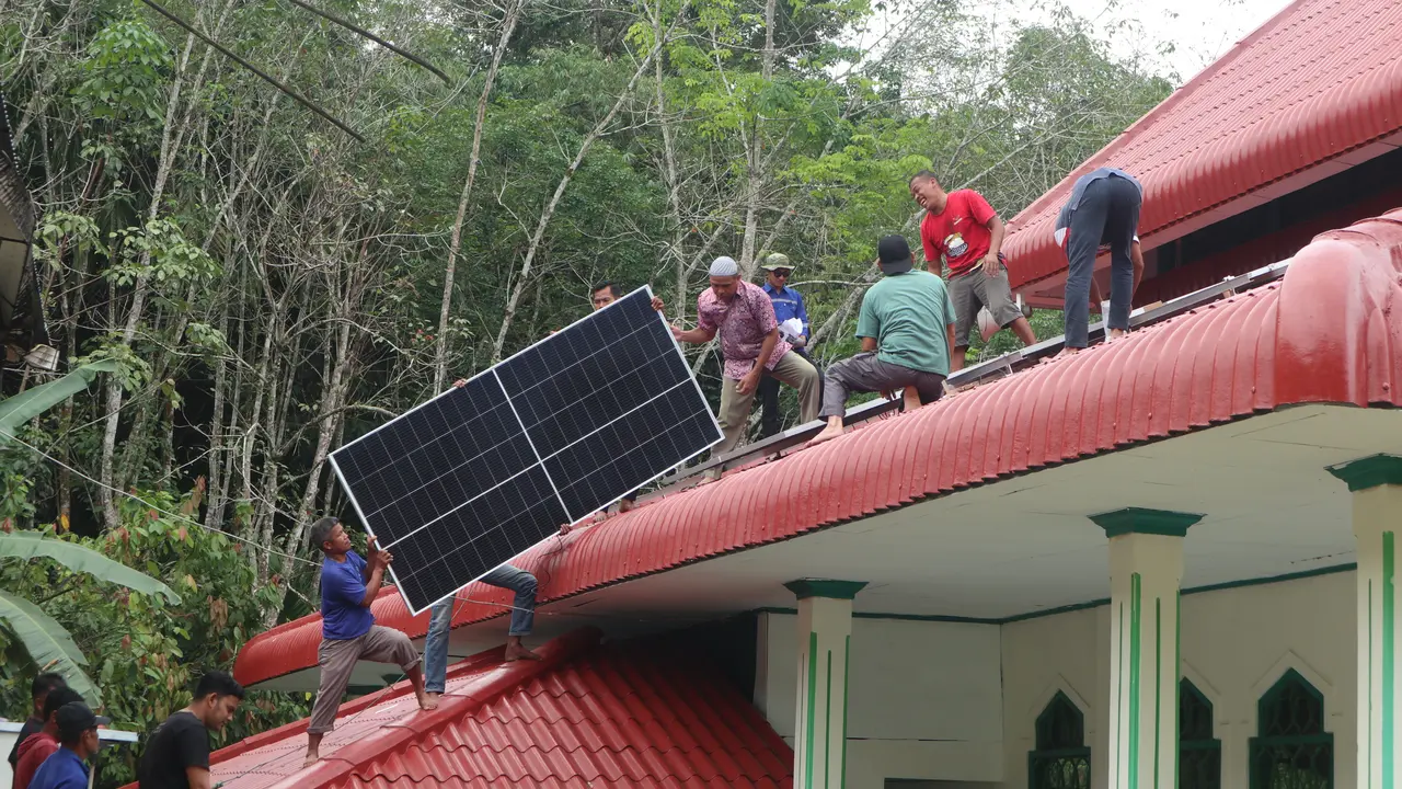 Pemasangan panel surya di Masjid Buya Safii Maarif di Sumpur Kudus Sijunjung, 2 Mei 2025. (Liputan6.com/ Novia Harlina)
