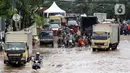 Sejumlah pengendara antre untuk melewati perempatan Green Garden, Kedoya, Jakarta, Jumat (3/1/2020). Hingga hari ke-3, banjir masih menggenangi sekitar kawasan perempatan Green Garden, Kedoya akibatnya pengendara harus lebih waspada menghindari mesin kemasukan air. (Liputan6.com/Helmi Fithriansyah)