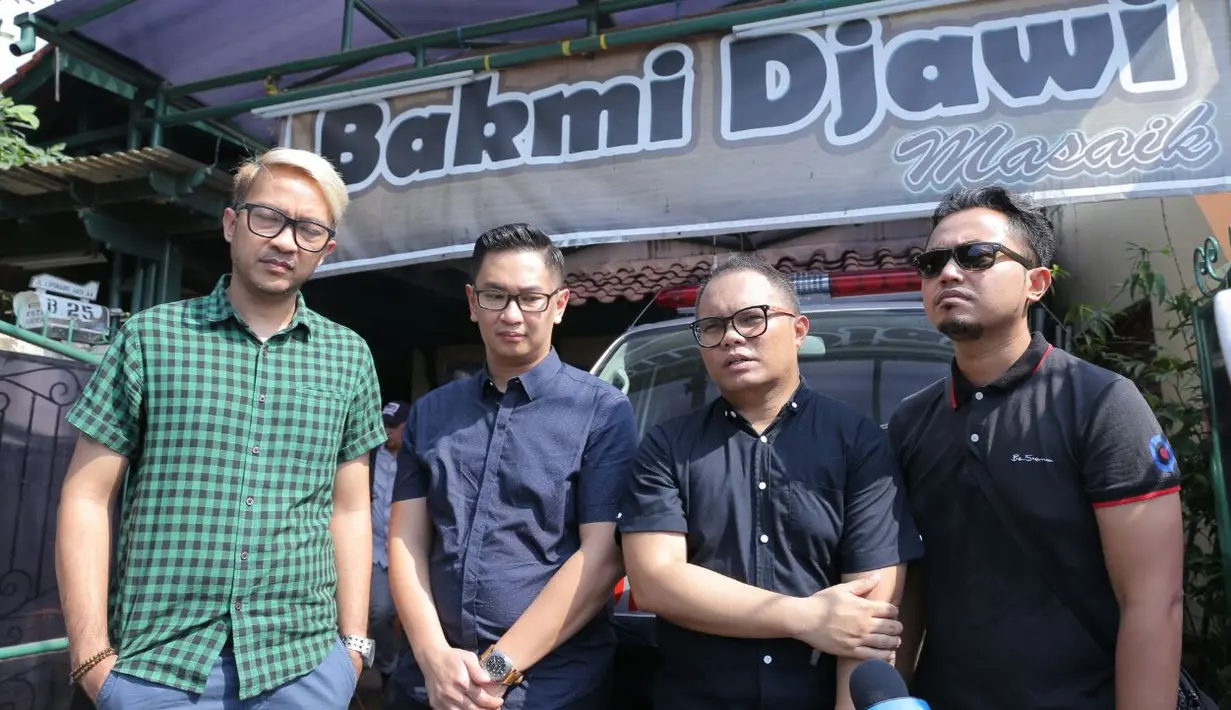 "Saya sama almarhum itu kan kenal dari 2002 ya, udah hampir 16 tahun. jadi emang setahu saya Andika memang diabetes udah lama, setahu saya ya. Udah sempat gemuk banget terus kurus," ucap Badai Kerispatih di rumah duka. (Deki Prayoga/Bintang.com)