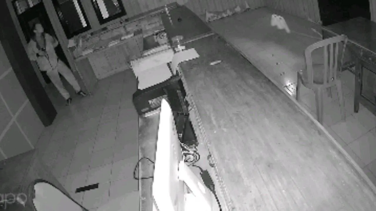 Tangkapan layar rekaman CCTV aksi pencurian di perkantoran wilayah Probolinggo.