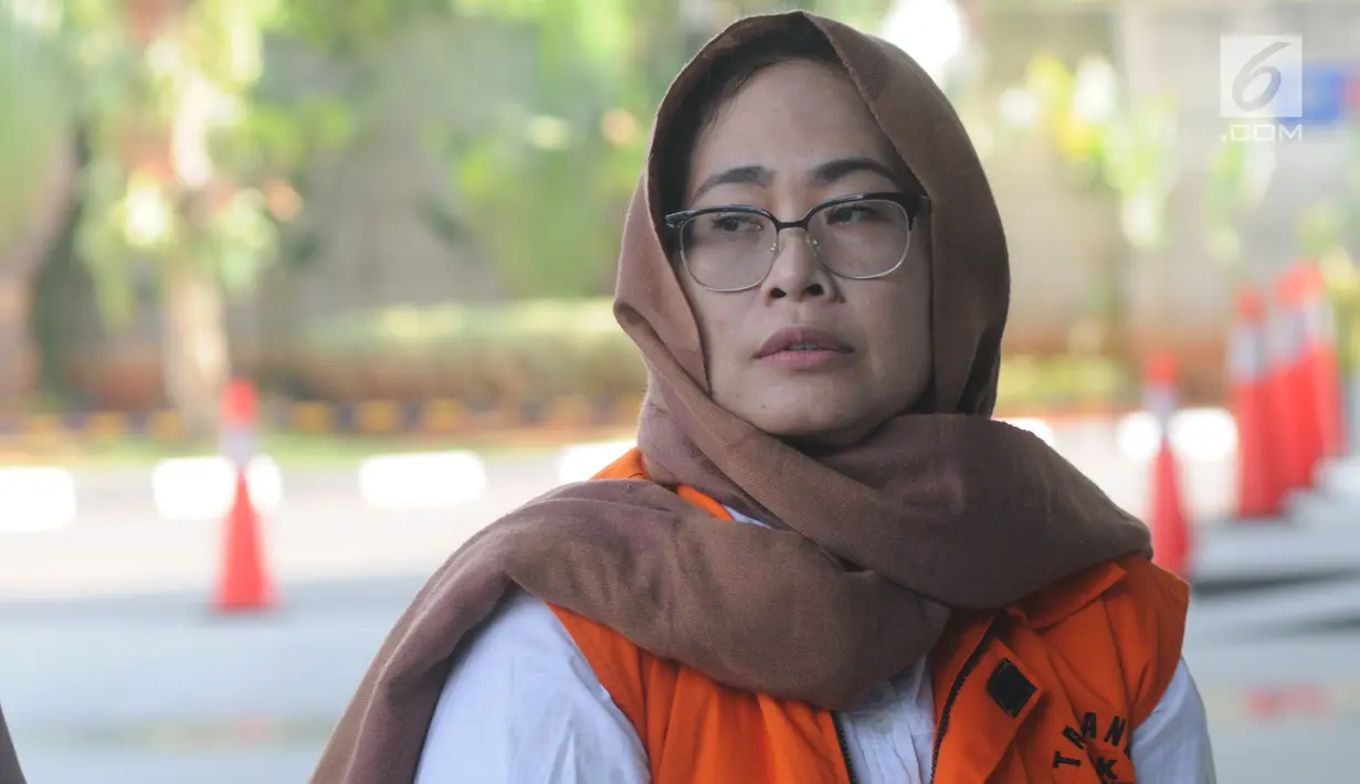 Orang kepercayaan I Nyoman Dhamantra, Mirawati Basri tiba untuk menjalani pemeriksaan perdana usai terjaring OTT di Gedung KPK, Jakarta, Selasa (13/8/2019). (merdeka.com/Dwi Narwoko)